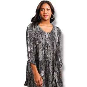Kenedik Black/White/Gray Scoop Neck Relaxed Tiered 3/4 Sleeve Tunic/Mini Dress